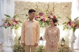 Baju kemeja couple hoki yang bagus bukan, harga sepasang baju kemeja couple hoki ini hanya rp. 12 Inspirasi Kebaya Couple Buat Tunangan Serasi Memesona