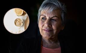 ¿Cómo eliminar las canas con limón y almendras?