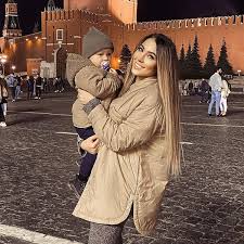 Мультяшное разноцветное тату певицы оказалось настоящим, делать его было больно. Zvezda Doma 2 Alena Rapuncel Nabila Tatuirovku V Chest Polutoragodovalogo Syna Vokrug Tv
