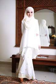 Illusion neckline embroidered in spanish alencon lace, teamed with luscious soft silk duchesse satin skirt. Pin On Baju Kurung