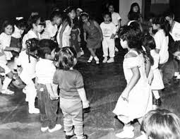 Nuevos y divertidos juegos tradicionales para el patio del cole. Mochilazo En El Tiempo Ninos Juegos Canicas Bote Pateado