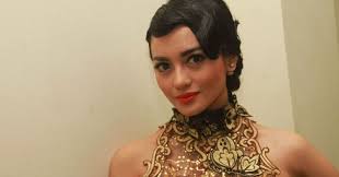 Pada pernikahan pertamanya ia menikah dengan edwin abeng, 13 oktober 2001 dan dikaruniai seorang putri bernama jasmine salsabila abeng pada 26 desember 2003. Foto Bangganya Ririn Ekawati Lihat Anak Lulus Sekolah Okezone Celebrity
