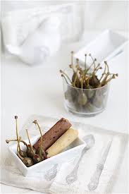 Ricetta per un primo piatto a base di spaghetti integrali, pomodori e fiori di cappero per una dieta nutriente, colorata e salutare. Aperitivo Con Boccioli Di Capperi Viaggiare Come Mangiare