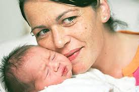 Fireman who delivered baby collects bravery award