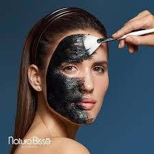 QUEEN BEE IN THE WOODS