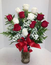 Red And White Roses How Pretty Roadrunner Florist Basket Express P Valentine Flower Arrangements Contemporary Flower Arrangements Fresh Flowers Arrangements