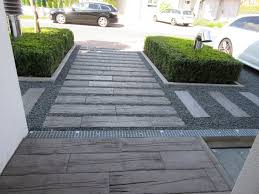 Rustikaler Eingangsbereich Mit Gartentrittplatten Rustikaler Eingangsbereich Terrassenplatten In Holzoptik Rustikal