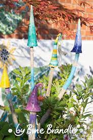 Sie werden aus einzelnen elementen zusammen gestellt. Topfern Bine Brandle Mosaik Gartenkunst Garten Design Garten Deko