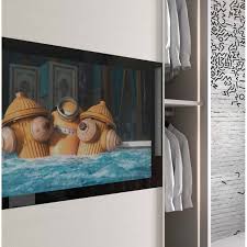 Spesso l'armadiatura copre intere pareti in camera da letto, per sfruttare tutto lo spazio possibile, per questo motivo può essere utile ricavare nell'armadio uno spazio per il televisore, che sarà poi comodamente visibile stando a letto. Armadio Con Tv Integrata Il Prezzo Piu Basso Del Web