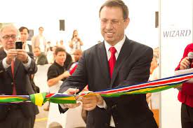 Lembrou de quando começou a dar aulas de inglês, na sala de sua wizard deixou para trás um grupo que carregava não somente a escola com sua marca e o sobrenome que adotou, mas dez empresas, com meio milhão. Kmjmmn1r5rf Hm