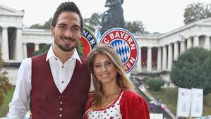 Doch während die influencerin diesen besonderen moment mit einem foto festhalten wollte, reagierte ihr. Cathy Hummels So Tickt Die Frau Von Mats Hummels