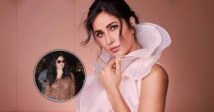 Katrina Kaif Remains Calm After Getting Mobbed By Fans At Airport, Netizens  Praise Her Over Posing For Selfies: “Beautiful Kat Surrounded By Animals…”