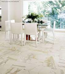 While Most Think White Will Make A Dining Room Look Dull And Suppress The Appetite The Homeowner Of This California Ho Porcelain Tile Lakehouse Decor Flooring
