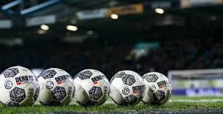 Memphis depay ( moordrecht, 13 februari 1994) is een nederlands voetballer die doorgaans als aanvaller speelt. Gigantisch Aantal Zaakwaarnemers In Nederland Op Achtergrond Nog Meer Bezig Voetbalprimeur Nl