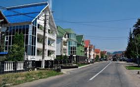 Aceasta are înălțimea de aproape 6 metri, iar suprafața zonei unde acest obiectiv a fost amplasat va fi de 27 de metri lățime și este în curs de amenajare. AcuzaÈ›ii Certeze Cea Mai BogatÄƒ ComunÄƒ Din Romania Nu PlÄƒteÈ™te Nimic Pentru ApÄƒ Canalizare Pentru CÄƒ FurÄƒ Tot Stiri Din Satu Mare Satmareanul