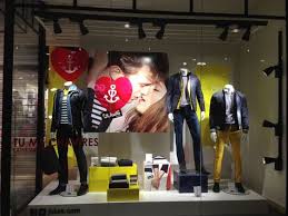 Vitrine De Jules Cc 4 Temps Vitrine Windowdisplay Saintvalentin Amour Mode Homme Equipmag Homme Saint Valentin