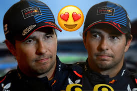 Oficial de pista en GP de Mónaco entrega bandera de México a Checo Pérez