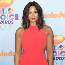 The confident singer was rocking a shimmering orchid eye, perfectly groomed brows, fluttery lashes and a coordinated flush, as well as a gorgeous sheen on her. Demi Lovato S Tousled Lob How To Achieve Her Laid Back Hair Look Hello