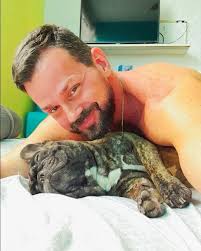 Consintiendo al príncipe #Bongo #frenchie #bulldogsofinstagram  #bulldogfrances #petlovers #petfriendly #instafit #musclebuilding #gymlife  #muscle #fitness #gymaddict