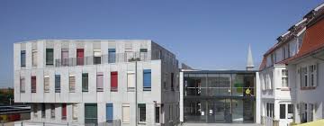 La jeune fille est chanceuse: Ecole Pierre Et Marie Curie Ecole Franco Allemande A Heidelberg