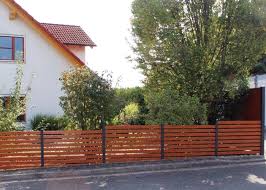 Ein tor lässt sich in wenigen arbeitsschritten selber bauen. Zaune Jagerzaun Gartenzaun Holzzaun Gartentor Wendelstein Nurnberg Franken