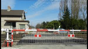 Ce panneau danger permet d'informer les automobilistes de la proximité d'un passage à niveau muni de barrières. Passage A Niveau Manuel Garde Plm Youtube