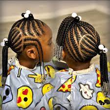Cheveux courts lisses mèche sur le côté. Mode Femme