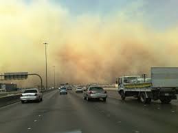 أظهر مقطع فيديو يحبس الأنفاس، مشاهد للعاصفة الرملية الكثيفة التي تضرب المملكة العربية السعودية منذ يوم الاثنين الماضي. Ø§Ù„Ø¹Ø§ØµÙØ© Ø§Ù„Ø±Ù…Ù„ÙŠØ© ØªÙ„ØºÙŠ 30 Ù…Ù† Ø±Ø­Ù„Ø§Øª Ø§Ù„Ø®Ø·ÙˆØ· Ø§Ù„Ø³Ø¹ÙˆØ¯ÙŠØ©