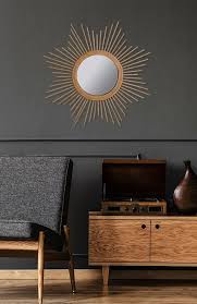 Le Miroir Soleil En Rotin Fait Partie Des Tendances Deco Incontournables Du Moment A Associer A Une Peinture M Miroir En Rotin Idee Deco Murale Decoration Mur