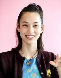 水原希子 １９９０年 米国生まれ 幼少期から神戸市で過ごす １０代でモデルデビュー 映画 ノルウェイの森 へルタースケルター 進撃の巨人 などに出演し 俳優としても活躍している ツイッターもインスタグラムも早く始め インスタの公式アカウントを開いた