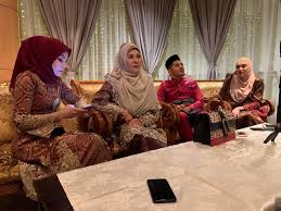 Dikenali sebagai seorang usahawanita yang tegas dan berkaliber, pengasas jamu ratu malaya yang juga kini mengusahakan. Anak Pakcik Mally Pernikahan Gah Aiman Fizah Anak Pengusaha Terkenal Jamu Ratu Malaya Bonda Rozita Ibrahim