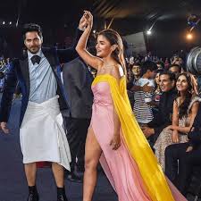 Alia Bhatt Excitement Touches The Sky As She Wins Big At Filmfare Awards 2020 Hungryboo In 2020 Indian Actress Pics Alia Bhatt Cute Bollywood Actress Hot Photos
