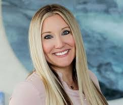 Amanda Confer's Instagram, Twitter & Facebook