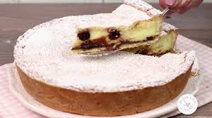 Continuare distribuendo le amarene in cerchio sulla crema gialla. Pizza Di Crema E Amarene Crostata Ricetta Napoletana Ho Voglia Di Dolce Youtube