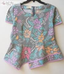 Dengan tatanan rambut ekor kuda dan anting bulat besar bisa membuat anda semakin cantik. Model Baju Batik Atasan Desain Blus Gaun Batik Baju Atasan Wanita