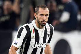Chiellini is 36 and bonucci 34 and they have a combined 209 caps for italy (107 for chiellini, 102 for bonucci). Juventus Chiellini Und Sandro Kurz Vor Vertragsverlangerung Goal Com