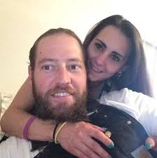 People throw away those huge Zucchini 's but I keep them & make Pineapple  Mock 🍍 Canned 9 pints off of 1 big zucchini 👊