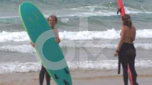 Señor partido el que nos regalaron estos dos equipos. Lider De La Lucha Contra El Coronavirus En Espana Fue Visto Haciendo Surf En Portugal Duke