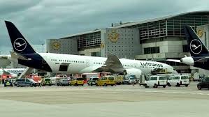 Staff Injured: Lufthansa Boeing 787 Nose Gear Collapses Before Los Angeles Flight