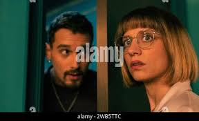 BERLIN, auch bekannt als LA CASA DE PAPEL: BERLIN, von links: Joel Sanchez,  Michelle Jenner, El ancla y el robo', (Staffel 1, ep. 102, ausgestrahlt am  29. Dezember 2023). Foto: Tamara Arranz