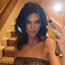 Kendall jenner, 25, is a model, socialite and reality tv star known for appearing on keeping up with the kardashians alongside her sisters kim, khloe, kourtney and kylie since 2007. Kendall Jenner S About You Clothing Line Is Only Available For 72 Hours