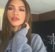 Brenda Lobato's Instagram, Twitter & Facebook