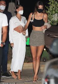 Apparently, it's been a hive of activity in its chronology of appointments and why not? Hailey Bieber Glanzt Straffe Taille In Weiss Als Sie Packt Abendessen Mit Kendall Jenner In Malibu Aktuelle Boulevard Nachrichten Und Fotogalerien Zu Stars Sternchen
