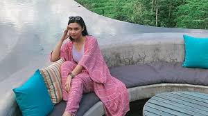 Even though he doesn't believe in any one religion, angel gilsha believes in the existence of god. Busxfrqyjoraam