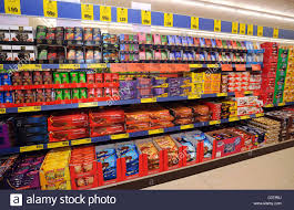 Eine veränderung auf dem weltmarkt sorgt dafür, dass süßigkeiten bei aldi, lidl und co. Lidl Discounter In Newhaven Regale Voller Schokoriegel Und Kekse Aus Der Ganzen Welt Stockfotografie Alamy