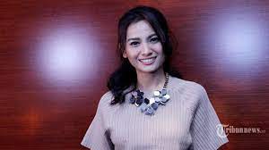 Am dm senandungku hanya untuk cinta g c tirakatku hanya untuk engkau f dm tiada dusta sumpah ku cinta e7 am g f em sampai ku menutup mata dm g c cintaku sampai ku menutup mata. Chord Gitar Dan Lirik Lagu Sampai Menutup Mata Acha Septriasa Aku Tak Mudah Untuk Mencintai Tribunnews Com Mobile