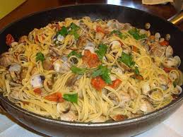 This recipe for spaghetti alle vongole in bianco is adapted from www. Pasta Con Le Vongole E Pomodorini Pachino Siciliafan Pomodorini Ricette Pasti Italiani