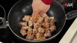 как вкусно пожарить свинину на сковороде кусочками с луком Sochnaya Zharenaya Svinina S Lukom Recept Ot Shef Povara Ilya Lazerson O Recepty Prigotovleniya Svininy Farshirovannaya Svinina Svinina