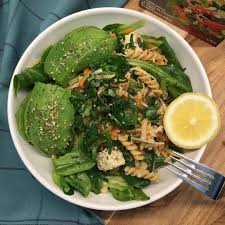 Dietetique Nutrition On Instagram S A L A D E Express De Saison Envie D Une Salade Fourre Tout Ce Midi Mache Carot Food Avocado Breakfast
