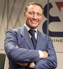 Er gründete vor zwanzig jahren die smp bank in russland und profitierte . Pilots